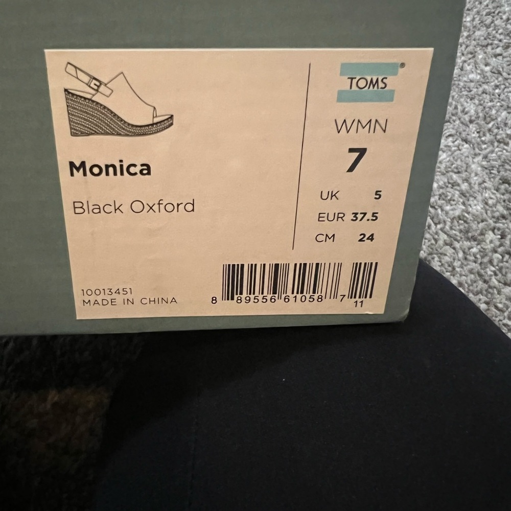 Black TOMS wedges. Bought last year and never wore. Not my style.
